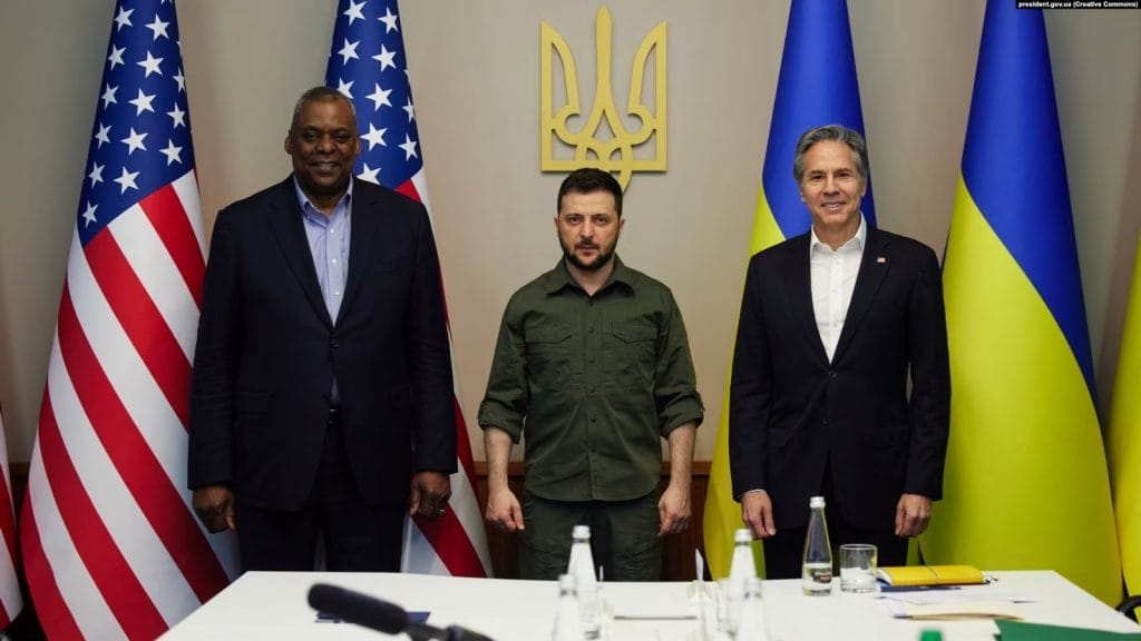Президент України Володимир Зеленський (посередині) під час зустрічі з міністром оборони США Ллойдом Остіном (ліворуч) і держсекретарем США Ентоні Блінкеном (праворуч). Київ, 24 квітня 2022 рок