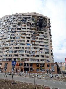 Будинок у Чернігові, у який 3 березня 2022 влучила російська бомба (світлина 13 березня)