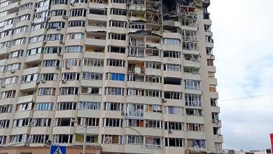 Будинок у Чернігові, у який 3 березня 2022 влучила російська бомба (світлина 13 березня)