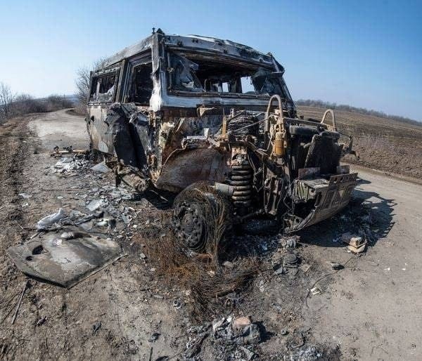 #Аналоговнет. Ось так виглядає гордість оборонпрому російської федерації - бронеавтомобіль "Рись" до і після зустрічі з військовослужбовцями 93-тя ОМБр Холодний Яр.