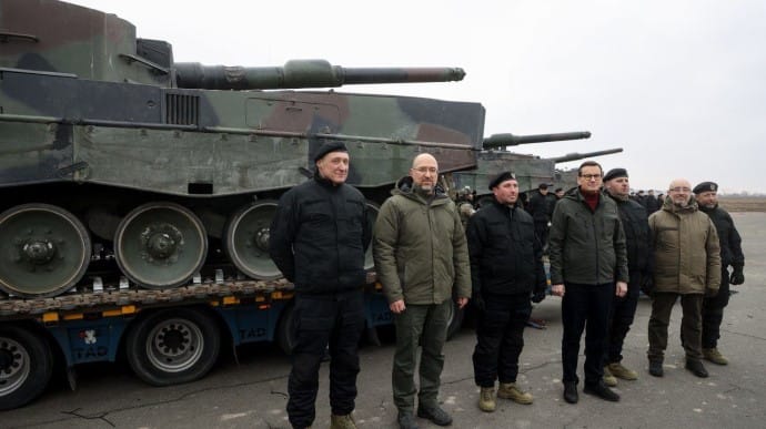 Прем'єр-міністр Денис Шмигаль показав фотографії чотирьох танків Leopard 2, які прислала Україні Польща.