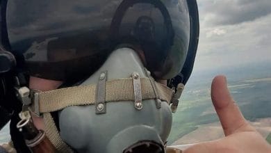 Олександр — бойовий льотчик. Його літак — фронтовий винищувач МіГ-29. Позивний — «Каспер»