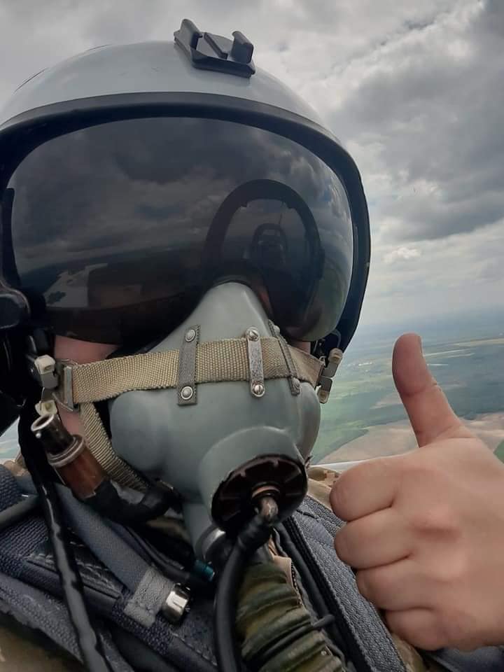 Олександр — бойовий льотчик. Його літак — фронтовий винищувач МіГ-29. Позивний — «Каспер»