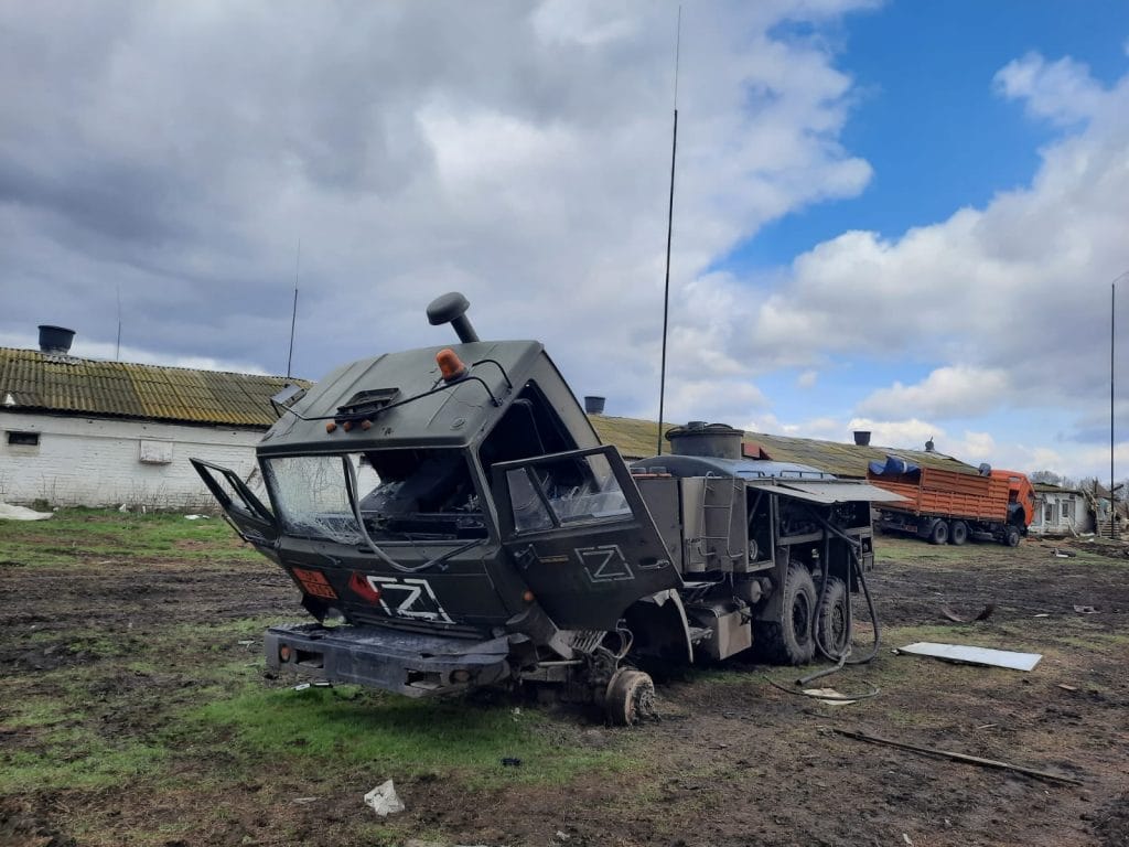 Розбита російська техніка в одному зі звільнених 93-тя ОМБр Холодний Яр населених пунктів на Харківщини.