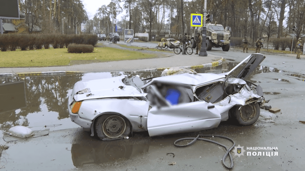Знищений автомобіль у Бучі з убитою людиною всередині, 2 квітня 2022 року. Російські окупанти переїхали автомобіль танком