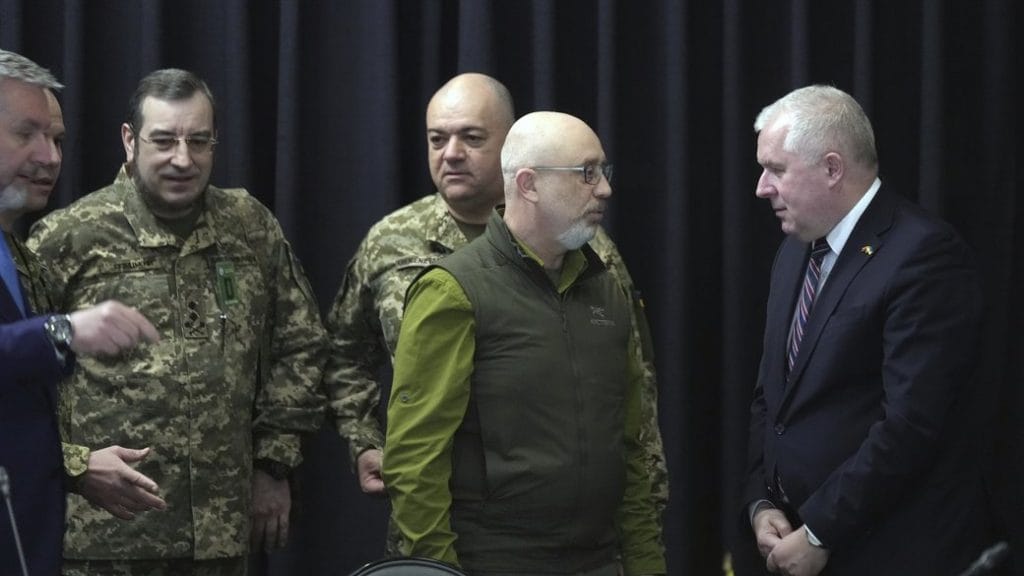 Міністр оборони України Олексій Резніков говорить з міністром оборони Литви Арвідасом Анушаускасом під час засідання Консультативної групи з питань безпеки України на авіабазі Рамштайн, Німеччина, 26 квітня, 2022. Фото: АР