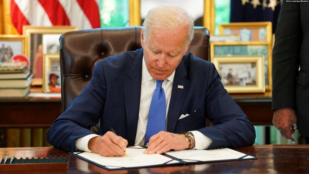 Президент США Джо Байден підписує «Закон про ленд-ліз для оборони демократії Україною від 2022 року». Вашингтон, 9 травня 2022 року