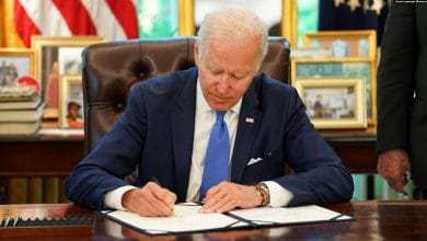 Президент США Джо Байден підписує «Закон про ленд-ліз для оборони демократії Україною від 2022 року». Вашингтон, 9 травня 2022 року