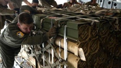 Міністерство оборони США офіційно повідомляє, що «авіаційні техніки Повітряних сил США завантажують боєприпаси для гаубиць калібру 155 мм, які прямують до України, в літак C-17 Globemaster III на базі Повітряних сил США «Тревіс», Каліфорнія»