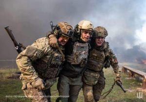 Практичні дії з евакуації поранених відпрацьовували військовослужбовці окремих підрозділів Сили територіальної оборони ЗСУ, долаючи психологічну смугу перешкод.