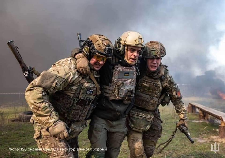 Практичні дії з евакуації поранених відпрацьовували військовослужбовці окремих підрозділів Сили територіальної оборони ЗСУ, долаючи психологічну смугу перешкод.