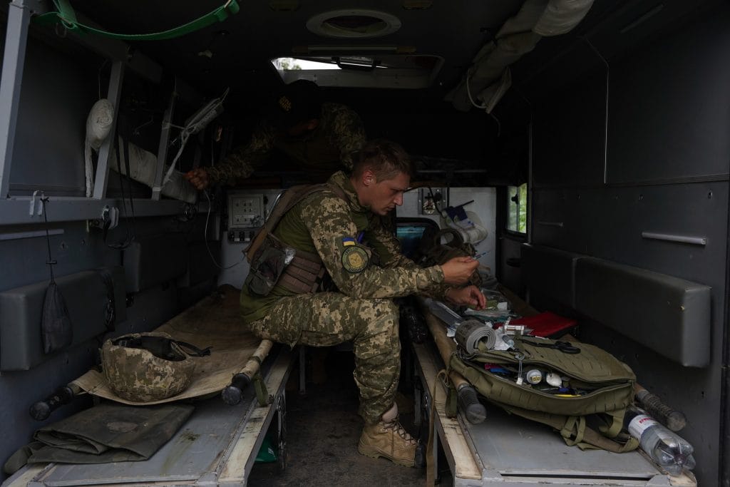 Бойові медики 28 ОМБр ім. Лицарів Зимового Походу на чергуванні - завжди готові надати професійну допомогу та підтримку воїнам та воїнкам, які визволяють Україну від ворожої навали росіян.