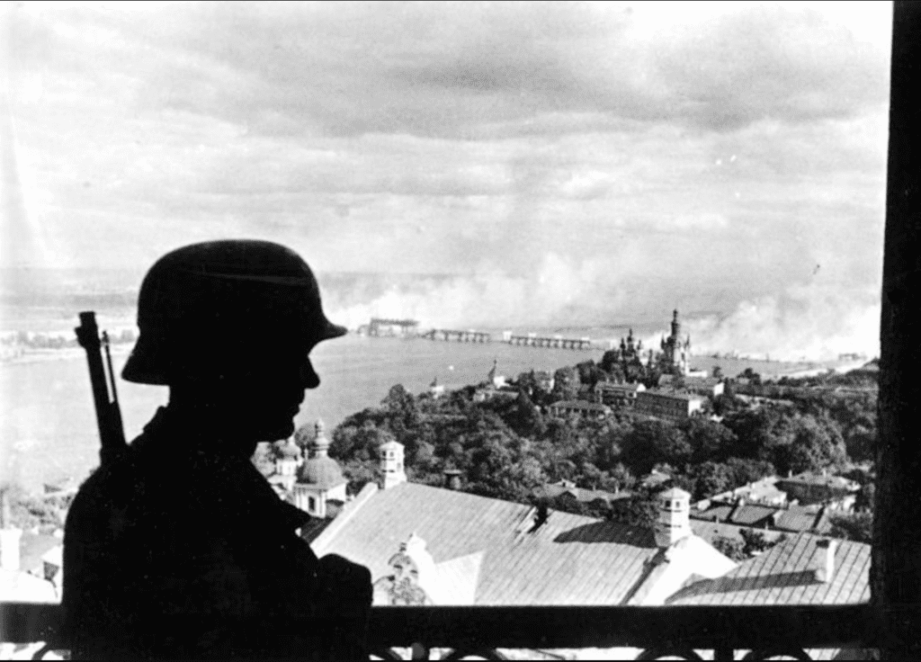 Фотографія, на якій зображений німецький солдат у Києві-Історія в школі